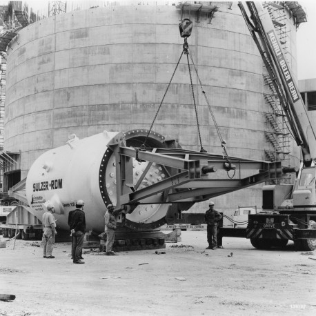Reaktordruckbehälter vor dem Einbau in Mühleberg (historische Aufnahme)
