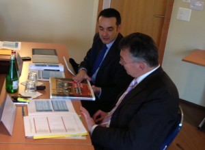 Le directeur de l'IFSN Hans Wanner et le directeur de l'ISPRA Stefano Laporta discutent des activités de surveillance récentes.