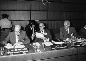 Pressekonferenz zur Konferenz über den Unfall Tschernobyl vom 25. bis 29. August 1986 (Quelle: IAEA)