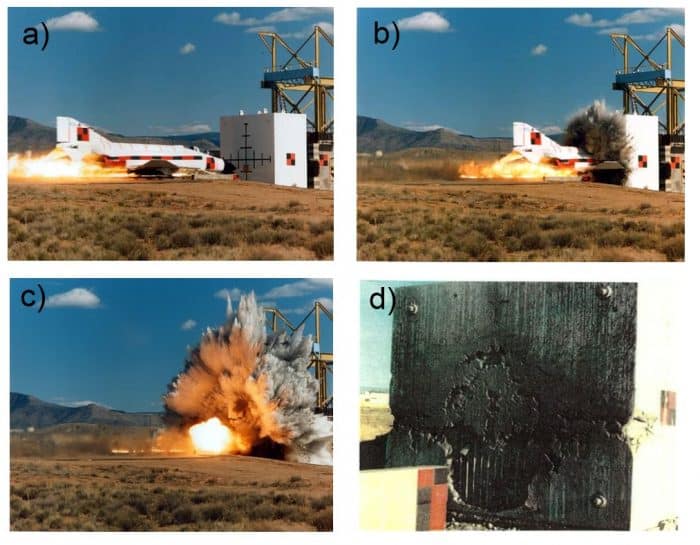 Figur-112-3: a-c): Illustration des Impact Tests, Sandia National Laboratories (1988) mit einer Militär-maschine des Typs „F-4 Phantom“. d) zeigt die oberflächlichen Betonabplatzungen am Betonblock.