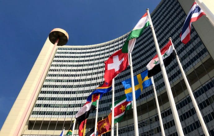 Gebäude der IAEA in Wien mit Länderflaggen im Vordergrund