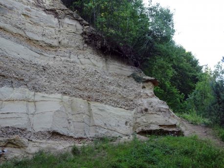 Figur 148-1: Quarzsandgrube Benken mit Störung, welche Sandsteine und Konglomerate versetzt.