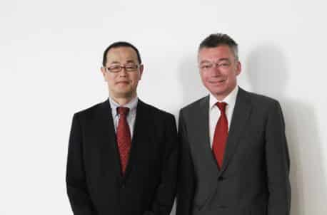 Toyoshi Fuketa, commissaire de la « Nuclear Regulation Authority » (à gauche) et Hans Wanner, directeur de l'IFSN.