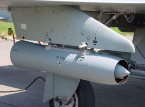Des collecteurs montés permettaient de prélever des échantillons d'air. Ici image récente d'un filtre à air de haute altitude EKUR monté sur le F-5E Tiger II. (Source : Forces aériennes suisses)