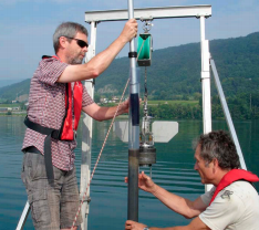 Nel 2013, ricercatori prelevavano nuclei di sedimenti nel lago di Biel (fonte: http://www.labor-spiez.ch)